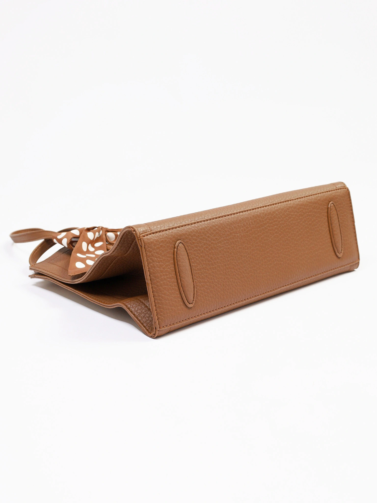 Сумка-тоут с плоскими ручками с декоративным платком в ассортименте